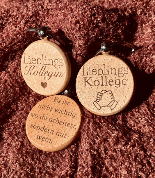 Runder Schlüsselanhänger aus Holz – mit liebevollem Spruch
