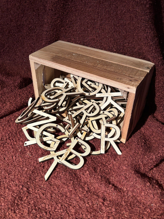 Geschenkanhänger aus Holz – Buchstaben